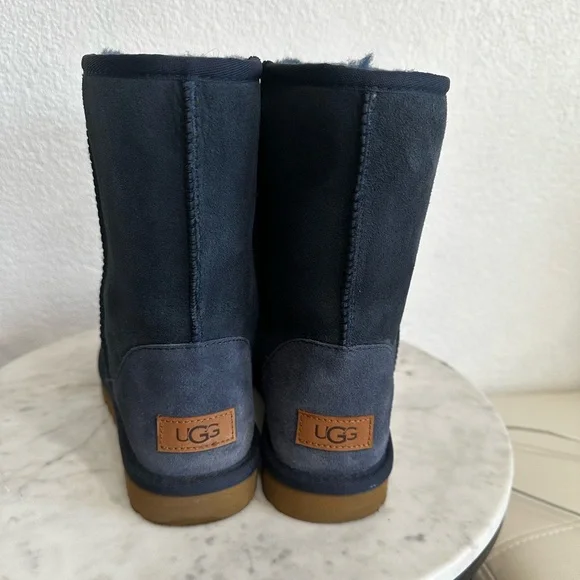 UGG CLASSIC SHORT II NAVY SHEARLING WATER RESISTANT BOOTS SIZE 8 - Picture 1 of 14